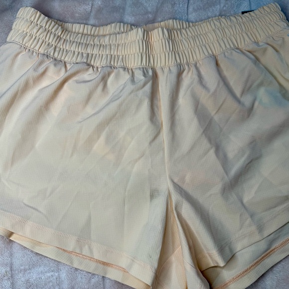 DSG Women's Athletic Stride Mid-Rise Shorts in Light Peach - Picture 2 of 3